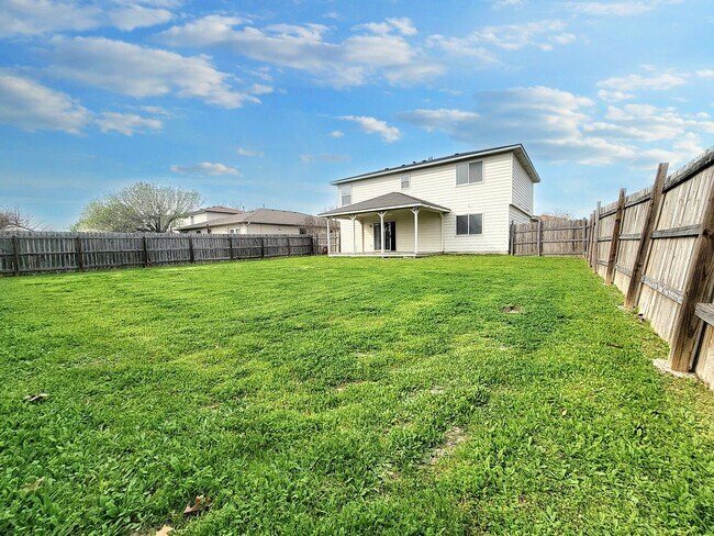 Building Photo - Charming 3/BR 2.5/BA Home with Bright Inte...