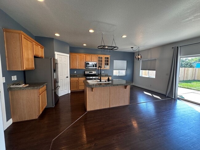 Building Photo - Beautiful 4 Bedroom 2.5 Bath Single Family...