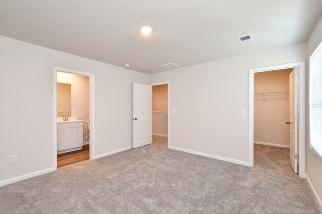 Building Photo - 18 Twiggs Ln