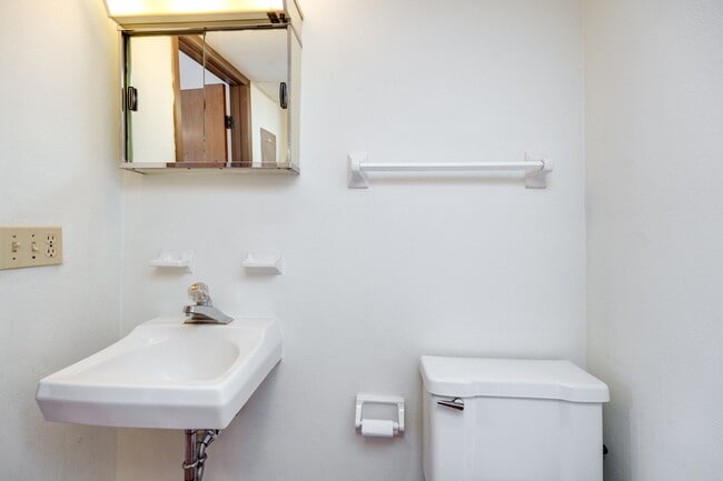 Building Photo - 2215 Barclay Ct