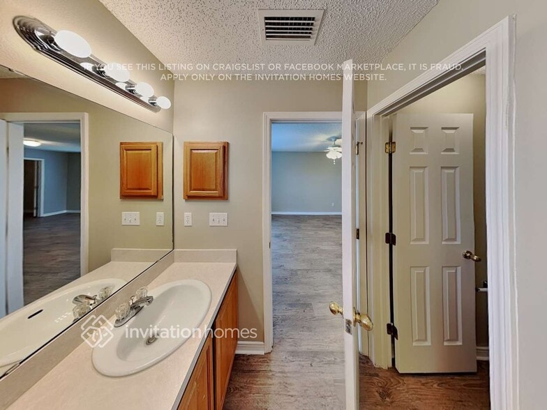 Building Photo - 15582 Moss Hollow Dr