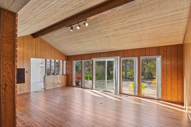 Building Photo - Beautiful big house with great school district. Gustavo Lopez AMSI