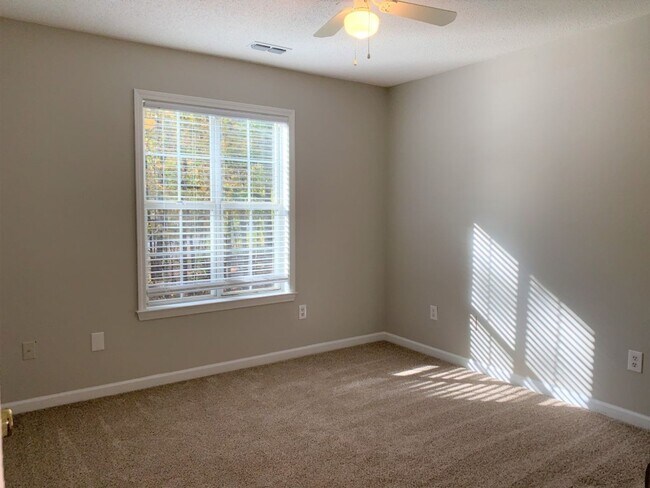 Building Photo - Wow! Northgate district! 3 bed, 2 bath, ra...