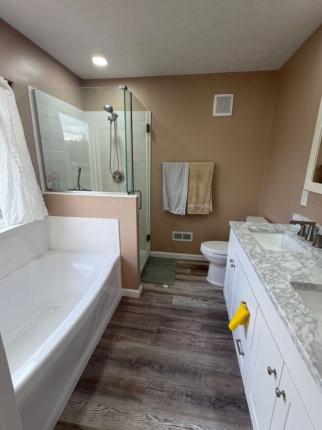 Building Photo - Beautiful, two-story, 4 bedroom home in Springboro!