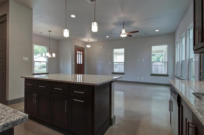 Building Photo - 923 E 37th St