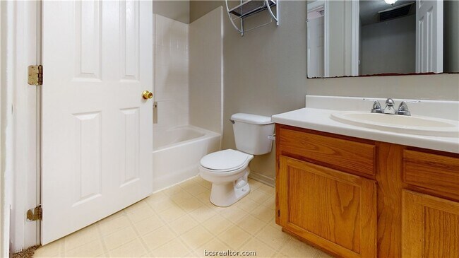 Building Photo - 306 Cherry St