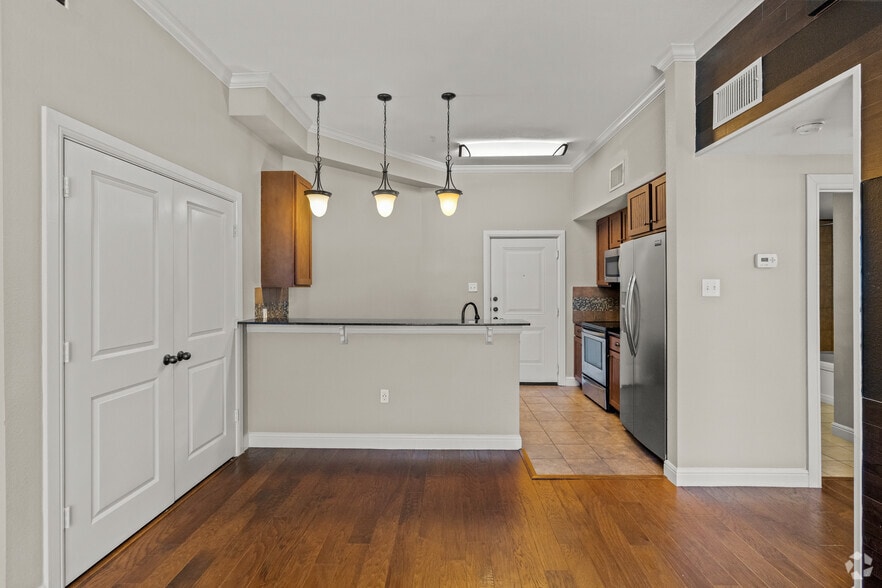 1BR, 1BA - 677 SQFT - Living Area - Square 9