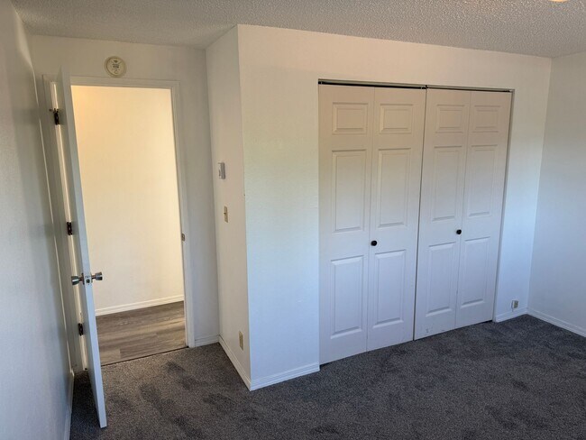 Building Photo - 2 bedroom 1 bath duplex in Springfield!