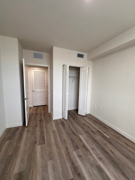 Building Photo - 1109 NW 5th Ct