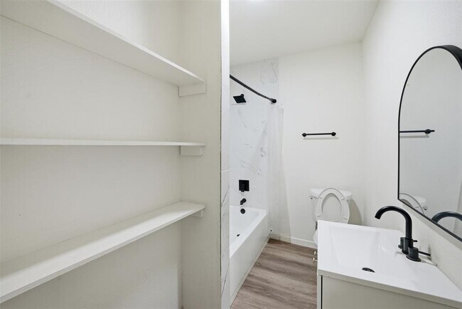 Building Photo - 1 N Elmendorf St