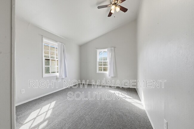 Building Photo - 415 W Linden St