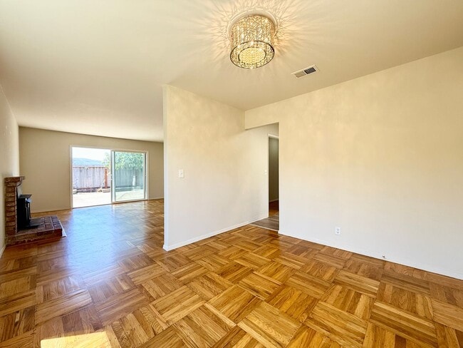 Building Photo - Spacious Ranch-Style Home with Bonus Room ...