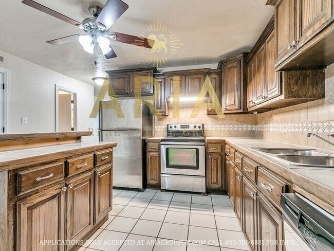 Building Photo - 2 bed/1.5 bath Norman Townhome Duplex - AV...