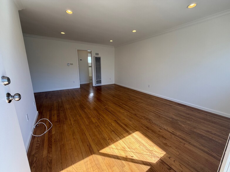 Building Photo - 8130 W 83rd St