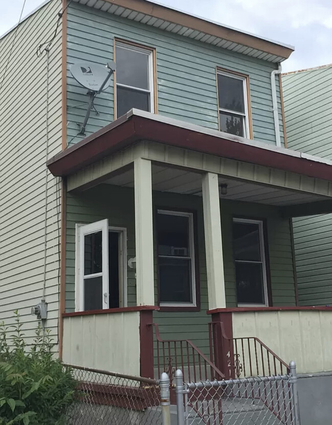 Primary Photo - 421 Ridgeway St