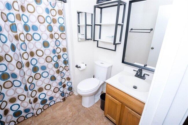 Building Photo - 3805 Landmark Dr