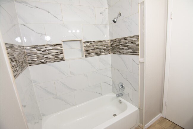 Building Photo - 1613 Northwood St