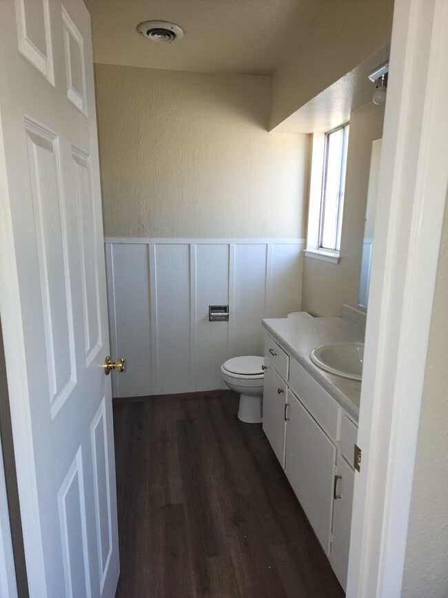 Building Photo - 3 Bedroom 2 Bathroom with Garage and Washe...