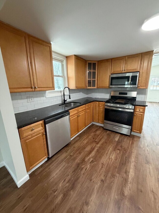 Building Photo - Freshly Renovated Home in Convenient Location!