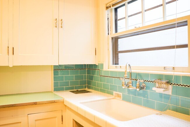 Building Photo - Stunning 1931 Townhome with Original Details You've GOT to See!