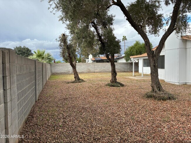 Building Photo - 4831 W Juniper Ave