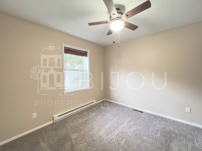 Building Photo - Move In Incentive, $300 off!!