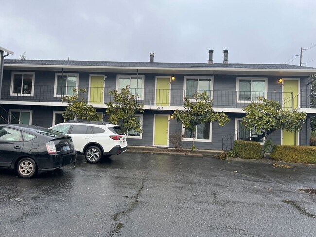 Building Photo - Spacious 2nd floor 2Bd Fireplace Hardwoods...