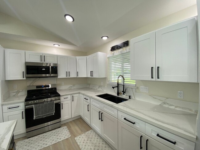 Building Photo - Move-In Ready 3-Bed, 2-Bath Home in Ainaloa – AC, Garage & Wi-Fi Included