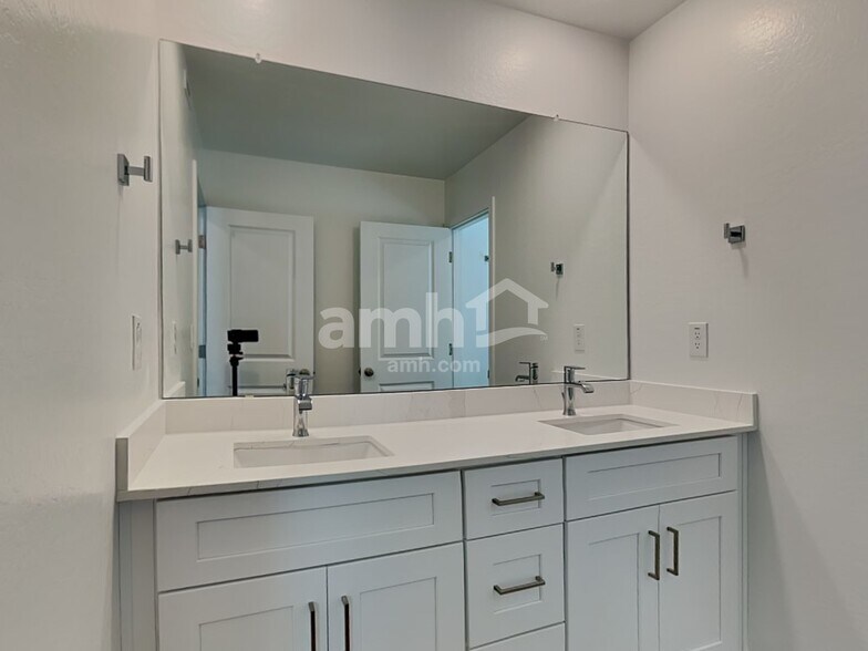 Building Photo - 9721 W Tamarisk Ave