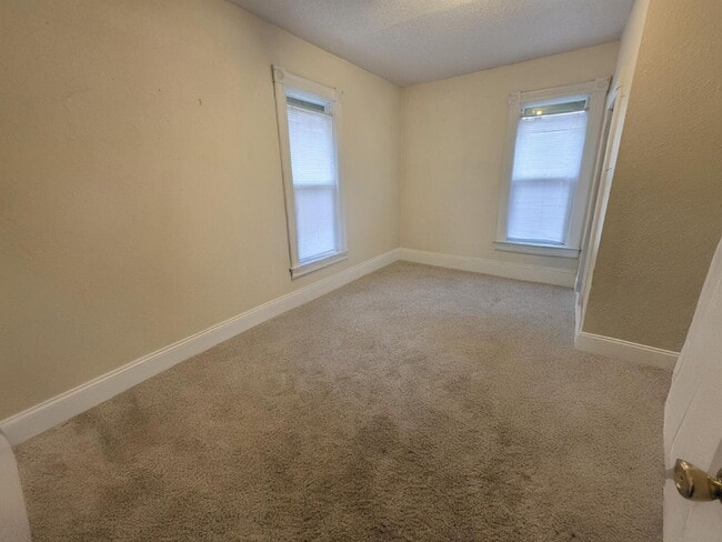 Building Photo - 3 Bedroom, 1 Bathroom w/ Covered Porch & Off Street Parking - Available July 1st!