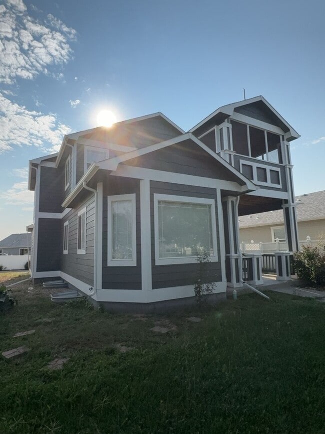 Building Photo - Spacious 3 Bed, 2.5 Bath Home with Oversiz...