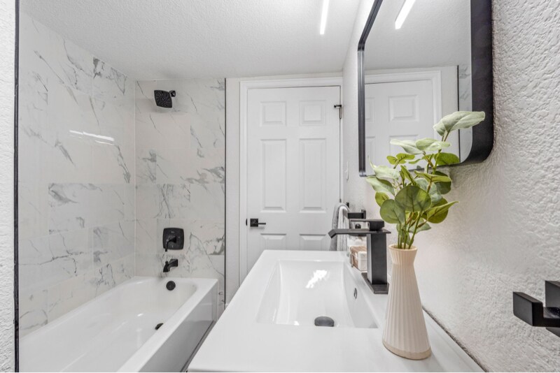 Building Photo - 1557 W Dakota Ave