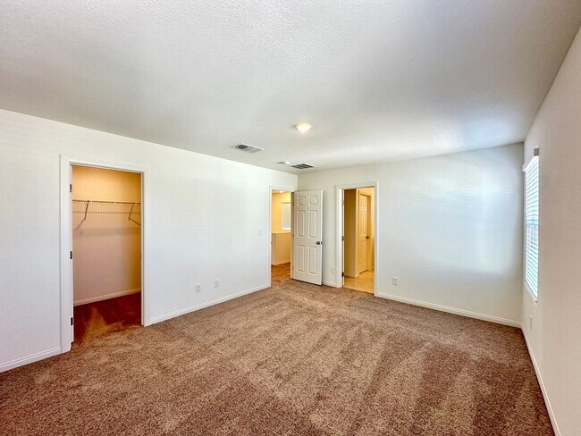 Building Photo - Saguaro North