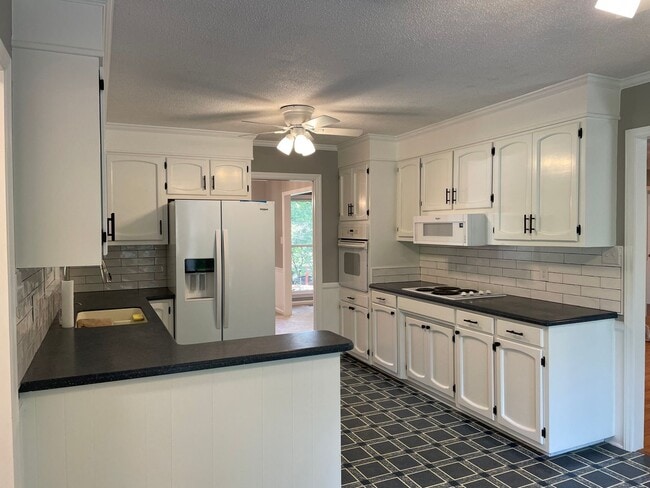 Building Photo - 7942 Lake Vista Dr
