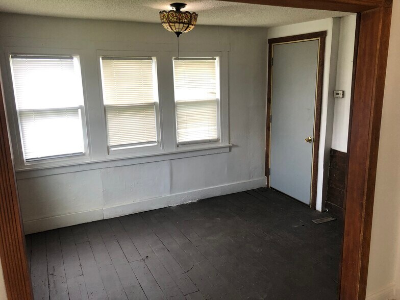 Rear enclosed porch - 14607 Hoyne Ave