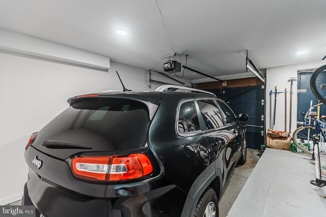 Building Photo - 2058 Poplar St