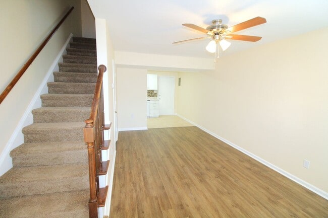 Building Photo - Renovated 2 bedroom Townhome in Belmont!