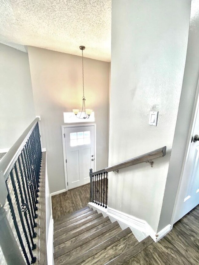 Building Photo - Lovely bi-level 3 bed/2 bath home with fen...