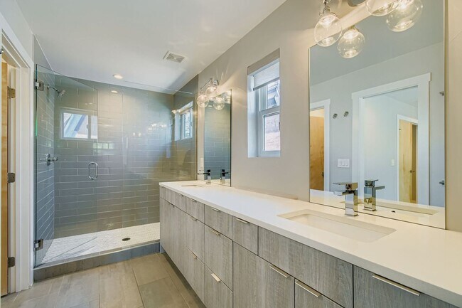 Building Photo - Beautiful, Modern 3 Bed/ 4 bath Home in Curtis Park! FIRST MONTHS RENT FREE!