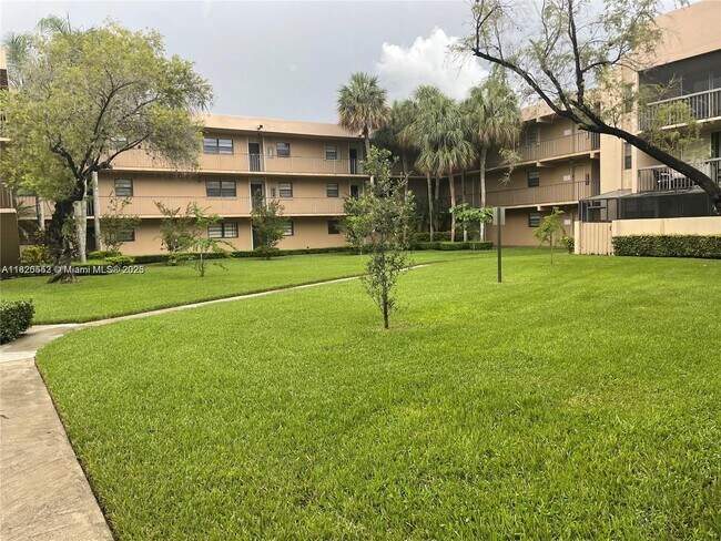 Building Photo - 10425 SW 112th Ave