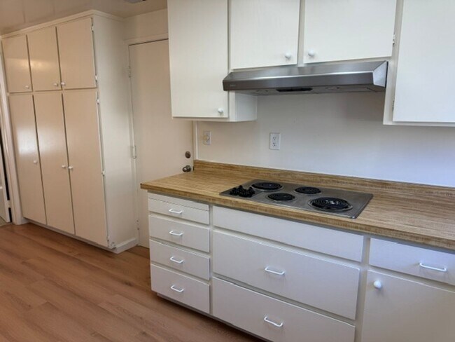 Building Photo - 2 story townhome with attached garage & no shared walls! Move in ready!
