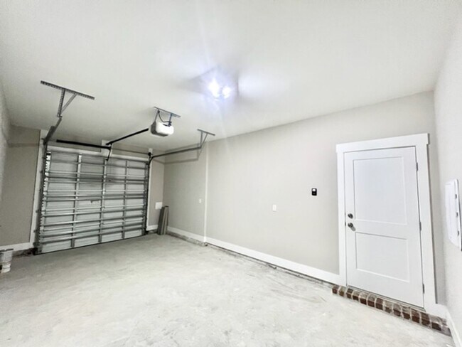 Building Photo - 9 Praiseworthy Dr