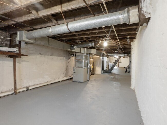 Building Photo - Charming Spacious Baltimore Rowhome