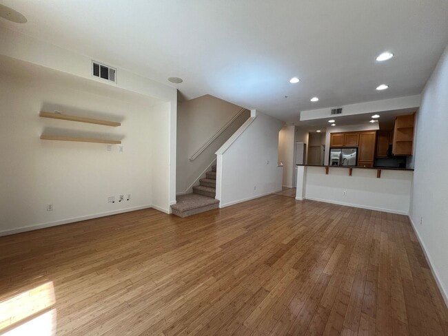 Building Photo - Beautiful Contemporary 3BR/3BA Tri Level Townhouse in the Berryessa Area