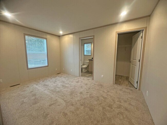 Building Photo - 14876 Washington Rd