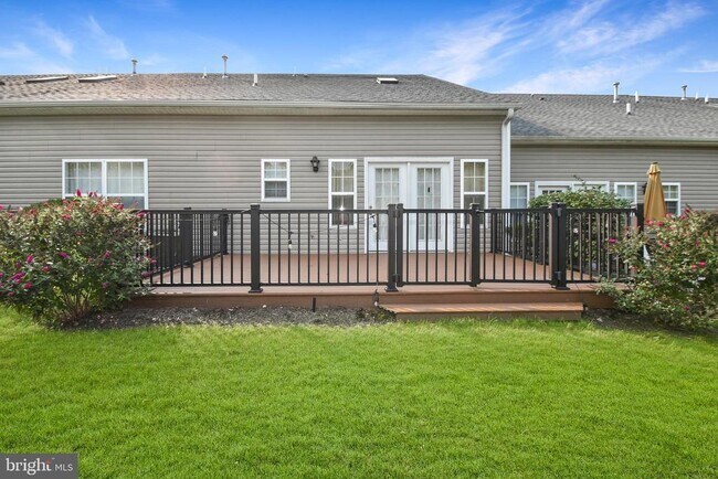 Building Photo - 102 Peregrine Ln