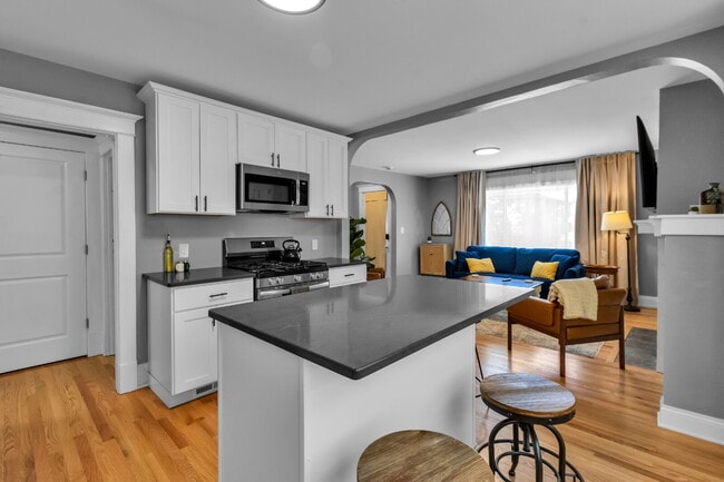 Building Photo - Furnished 4-Bedroom, 2-Bath Lower Unit in North Buffalo