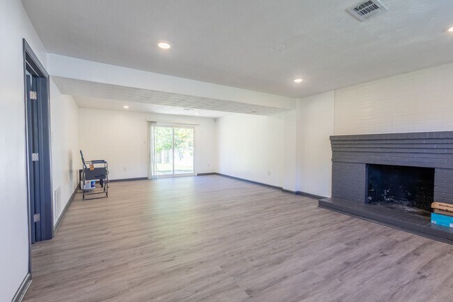 Building Photo - Amazing 5 BR/3 BA Single-Family Home in Te...