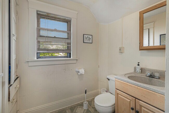 Building Photo - 405 N Ashley St