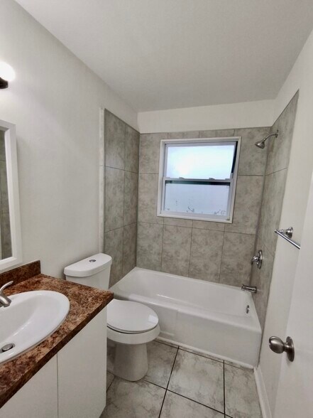 Building Photo - 224 SW 47th Ter